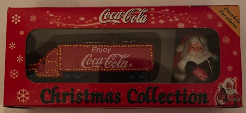 4516-1 € 5,00 coca cola ornamet vrachtwagen  kerstman porselein.jpeg